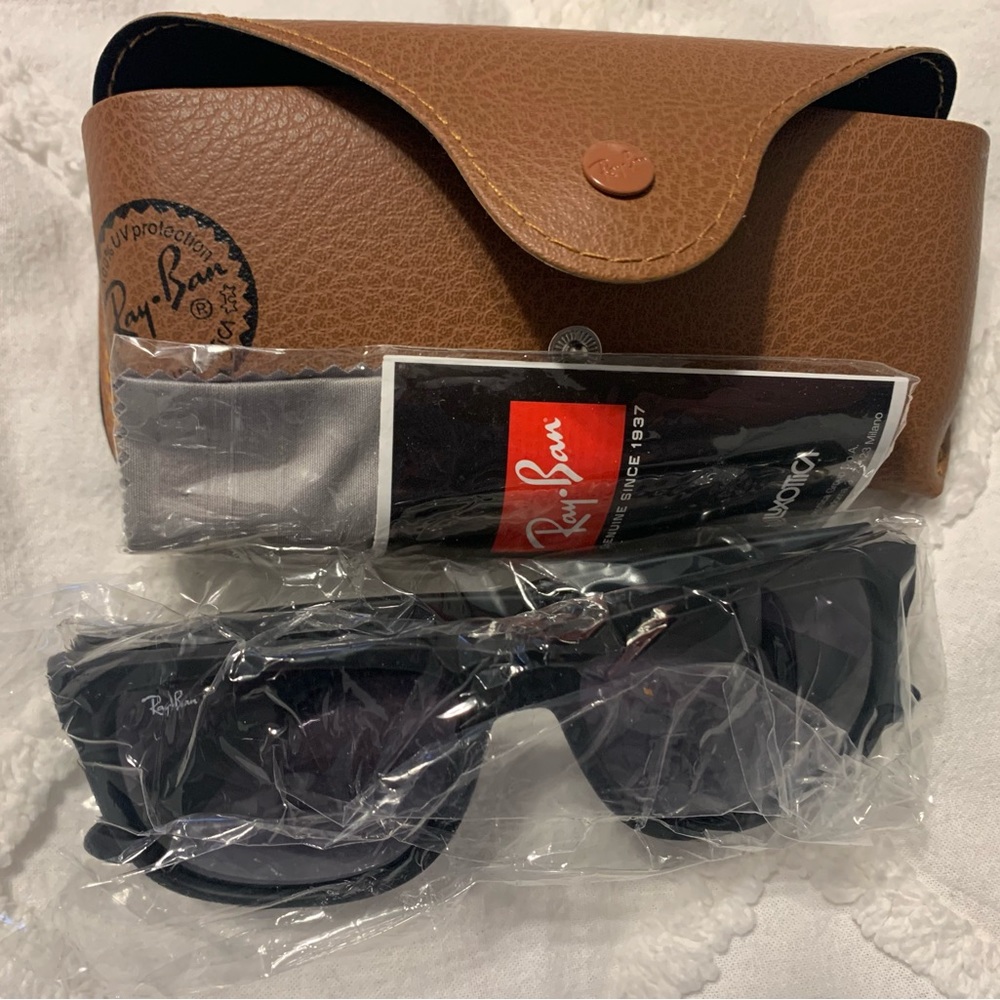 Ray Ban Justin Classic sunglasses. Matte black with gradient, grey lenses.